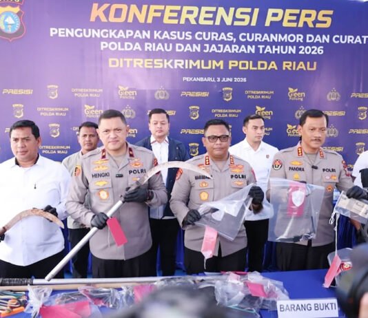 1.333 Kasus Kejahatan Jalanan Terbongkar di Riau, Narkoba Muncul di Balik Aksi Para Pelaku Wakapolda Riau menunjukkan barang bukti hasil pengungkapan kasus curat, curas, dan curanmor di Mapolda Riau. (Dok. Polda Riau)