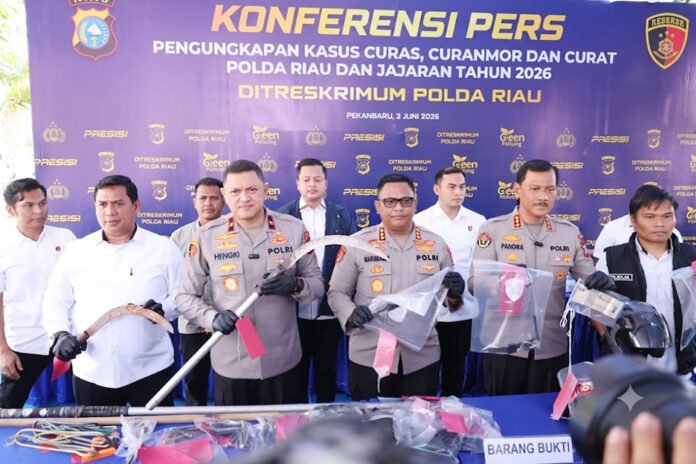 Wakapolda Riau menunjukkan barang bukti hasil pengungkapan kasus curat, curas, dan curanmor di Mapolda Riau. (Dok. Polda Riau)