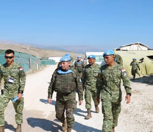 Komandan Sektor Timur UNIFIL Datangi Pos TNI di Lebanon, Kesiapan Satgas Konga Jadi Sorotan Sector East Commander UNIFIL meninjau kesiapan personel Satgas Yonmek TNI Konga XXIII-T di Marjayoun, Lebanon Selatan. (Dok. Penkostrad)