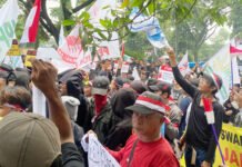 Petani dan Mahasiswa Kepung Kantor ATR/BPN Bogor, Tolak Klaim Baru PT BSS atas Eks HGB Terlantar Aksi petani dan mahasiswa saat menyampaikan aspirasi di depan Kantor ATR/BPN Kabupaten Bogor, Rabu (4/6/2026). Foto: Harnas.id