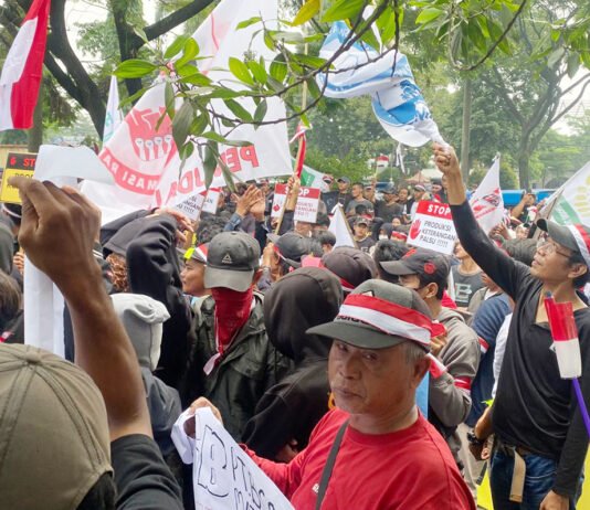 Petani dan Mahasiswa Kepung Kantor ATR/BPN Bogor, Tolak Klaim Baru PT BSS atas Eks HGB Terlantar Aksi petani dan mahasiswa saat menyampaikan aspirasi di depan Kantor ATR/BPN Kabupaten Bogor, Rabu (4/6/2026). Foto: Harnas.id
