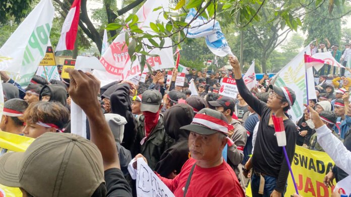 Aksi petani dan mahasiswa saat menyampaikan aspirasi di depan Kantor ATR/BPN Kabupaten Bogor, Rabu (4/6/2026). Foto: Harnas.id