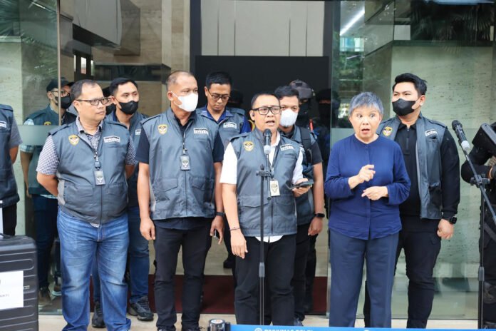 Ketua Tim Penyidik Dittindak Kortastipidkor Polri Kombes Pol. Gunawan saat menyampaikan keterangan pers terkait penggeledahan dalam kasus dugaan korupsi proyek Pabrik Gula Asembagus. (Dok. Polri)
