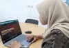 Mahasiswa ITS Baca Peta DBD 2026, Lima Kecamatan di Surabaya Masuk Zona Risiko Tinggi Salah satu mahasiswa sedang mencoba mengakses WebGIS AERIS, rancangan tim mahasiswa ITS. Foto: Humas ITS