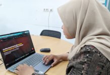 Mahasiswa ITS Baca Peta DBD 2026, Lima Kecamatan di Surabaya Masuk Zona Risiko Tinggi Salah satu mahasiswa sedang mencoba mengakses WebGIS AERIS, rancangan tim mahasiswa ITS. Foto: Humas ITS