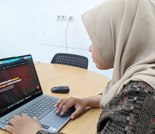Mahasiswa ITS Baca Peta DBD 2026, Lima Kecamatan di Surabaya Masuk Zona Risiko Tinggi Salah satu mahasiswa sedang mencoba mengakses WebGIS AERIS, rancangan tim mahasiswa ITS. Foto: Humas ITS