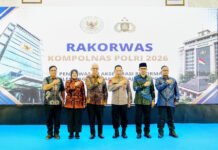 Kapolri ke Kompolnas: Kritik Jangan Berhenti di Meja Aduan, Jadikan Bahan Benah Polri Kapolri Jenderal Listyo Sigit Prabowo dan jajaran Kompolnas berfoto bersama usai pembukaan Rakorwas Kompolnas di Jakarta Utara. (Dok. Polri)