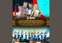 Jatim Kantongi Penghargaan Pengangguran Terendah, Khofifah Sebut Hasil Kerja Bareng Banyak Pihak Gubernur Jawa Timur Khofifah Indar Parawansa menerima penghargaan kategori penurunan tingkat pengangguran pada ajang Apresiasi Pemerintah Daerah Berprestasi 2026 di Yogyakarta. (Dok. Pemprov Jatim)