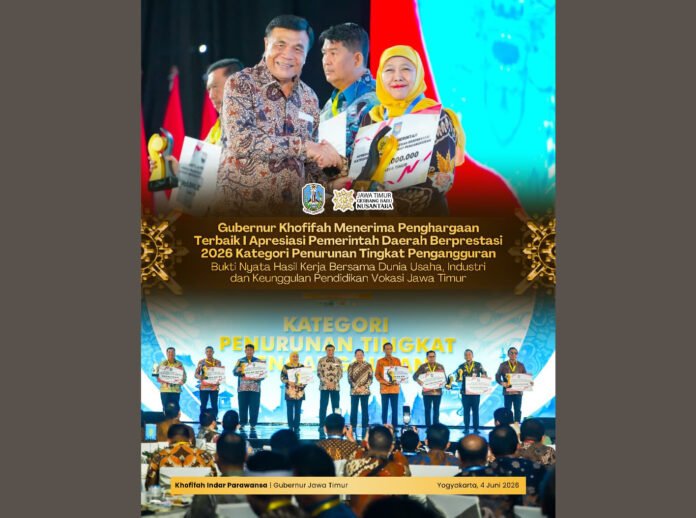 Gubernur Jawa Timur Khofifah Indar Parawansa menerima penghargaan kategori penurunan tingkat pengangguran pada ajang Apresiasi Pemerintah Daerah Berprestasi 2026 di Yogyakarta. (Dok. Pemprov Jatim)