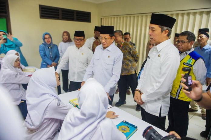Menko PMK Pratikno dan Menteri Agama Nasaruddin Umar meninjau hasil revitalisasi MTs Negeri 1 Kota Bogor, Rabu (10/6/2026). Foto: Pemkot Bogor