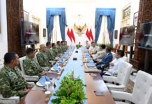 Prabowo Kumpulkan Pimpinan TNI di Istana, Program Papua hingga Air Bersih Jadi Bahasan Presiden Prabowo Subianto menerima Panglima TNI dan para Kepala Staf Angkatan di Istana Merdeka, Jakarta, untuk membahas perkembangan program strategis TNI. (Dok. Setpres)