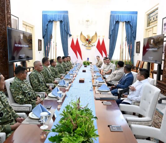 Prabowo Kumpulkan Pimpinan TNI di Istana, Program Papua hingga Air Bersih Jadi Bahasan Presiden Prabowo Subianto menerima Panglima TNI dan para Kepala Staf Angkatan di Istana Merdeka, Jakarta, untuk membahas perkembangan program strategis TNI. (Dok. Setpres)
