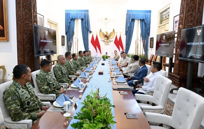 Presiden Prabowo Subianto menerima Panglima TNI dan para Kepala Staf Angkatan di Istana Merdeka, Jakarta, untuk membahas perkembangan program strategis TNI. (Dok. Setpres)