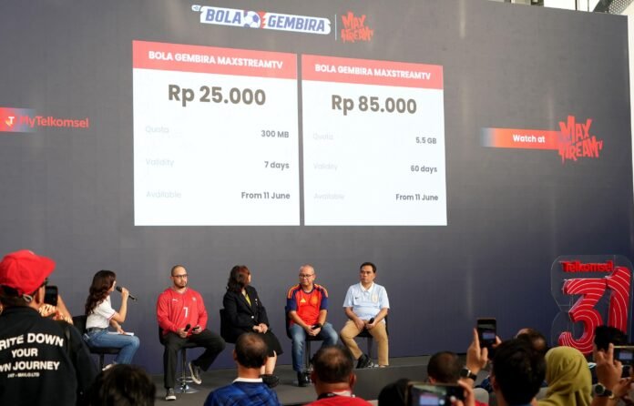 Telkomsel Perwakilan Telkomsel memperkenalkan program Bola Gembira MAXStream TV untuk menyambut Piala Dunia 2026. Foto: Harnas.id