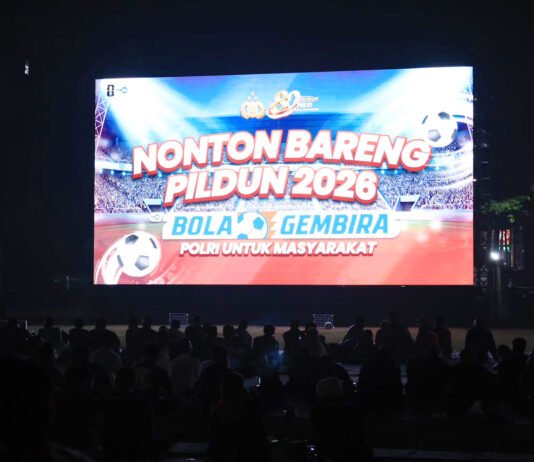 Nobar Piala Dunia 2026 Digelar Serentak, Polri Ajak Masyarakat Ramaikan Hari Bhayangkara ke-80 Wakapolri membuka kegiatan nobar Piala Dunia 2026 bersama masyarakat di Lapangan Bhayangkara Mabes Polri. (Dok. Polri)