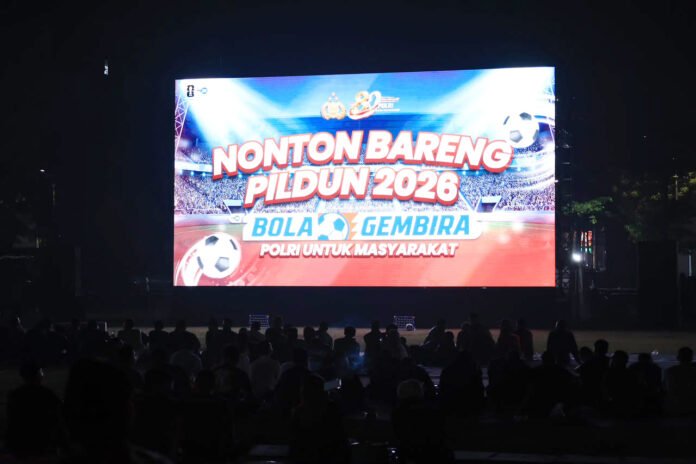 Wakapolri membuka kegiatan nobar Piala Dunia 2026 bersama masyarakat di Lapangan Bhayangkara Mabes Polri. (Dok. Polri)