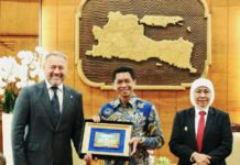 ITS Buka Jalan Kerja Sama dengan Rusia, Teknologi Kapal Cepat Jadi Bahasan Utama di Grahadi Gubernur Jawa Timur dukung kolaborasi Pengembangan lapal cepat ITS dan Kota Saint Petersburg. Foto: Humas ITS