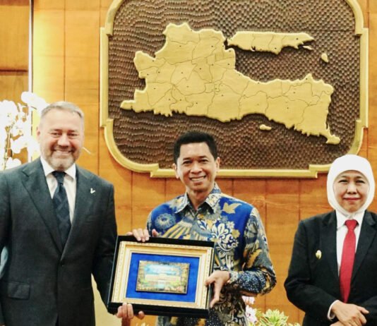 ITS Buka Jalan Kerja Sama dengan Rusia, Teknologi Kapal Cepat Jadi Bahasan Utama di Grahadi Gubernur Jawa Timur dukung kolaborasi Pengembangan lapal cepat ITS dan Kota Saint Petersburg. Foto: Humas ITS