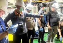 Ledakan KMP Aceh Hebat 2 Tuai Sorotan, Suryadi Djamil Minta Investigasi Tak Berhenti di Masalah Teknis Petugas melakukan penanganan pascainsiden ledakan di KMP Aceh Hebat 2 di Pelabuhan Ulee Lheue, Banda Aceh. Foto: Harnas.id