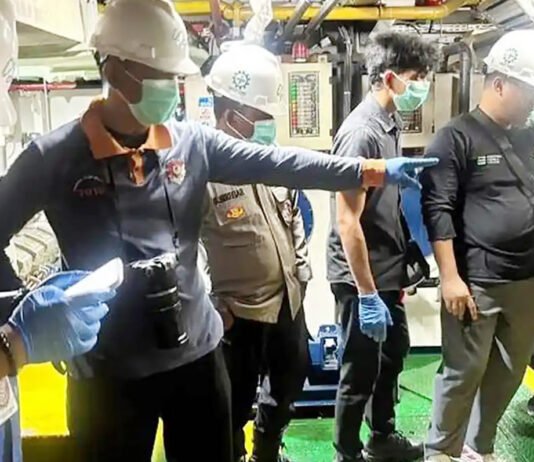 Ledakan KMP Aceh Hebat 2 Tuai Sorotan, Suryadi Djamil Minta Investigasi Tak Berhenti di Masalah Teknis Petugas melakukan penanganan pascainsiden ledakan di KMP Aceh Hebat 2 di Pelabuhan Ulee Lheue, Banda Aceh. Foto: Harnas.id