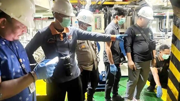Petugas melakukan penanganan pascainsiden ledakan di KMP Aceh Hebat 2 di Pelabuhan Ulee Lheue, Banda Aceh. Foto: Harnas.id