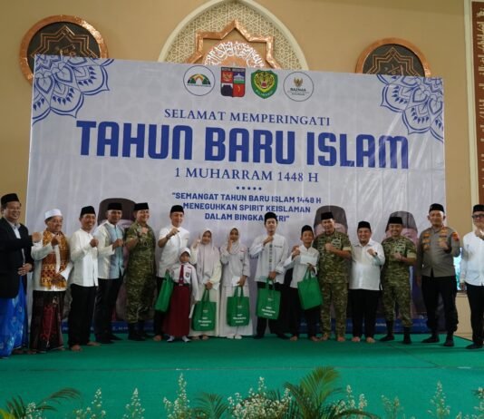 Peringatan 1 Muharram 1448 H di Bogor, Pangdam III/Siliwangi Santuni 2.000 Anak Yatim Pangdam III/Siliwangi Mayjen TNI Kosasih memberikan tausiah dan menyerahkan santunan kepada anak yatim pada peringatan Tahun Baru Islam 1 Muharram 1448 H di Masjid Agung Al Isro, Kota Bogor, Senin (15/6/2026). Foto: Harnas.id