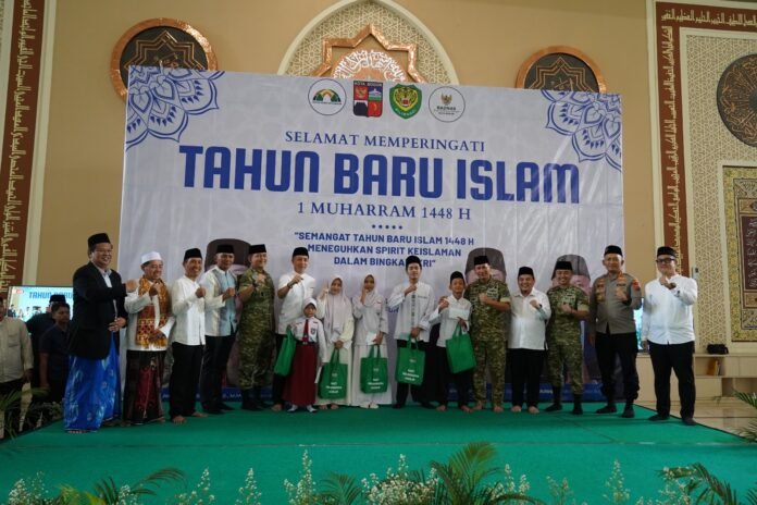 pangdam siliwangi Pangdam III/Siliwangi Mayjen TNI Kosasih memberikan tausiah dan menyerahkan santunan kepada anak yatim pada peringatan Tahun Baru Islam 1 Muharram 1448 H di Masjid Agung Al Isro, Kota Bogor, Senin (15/6/2026). Foto: Harnas.id