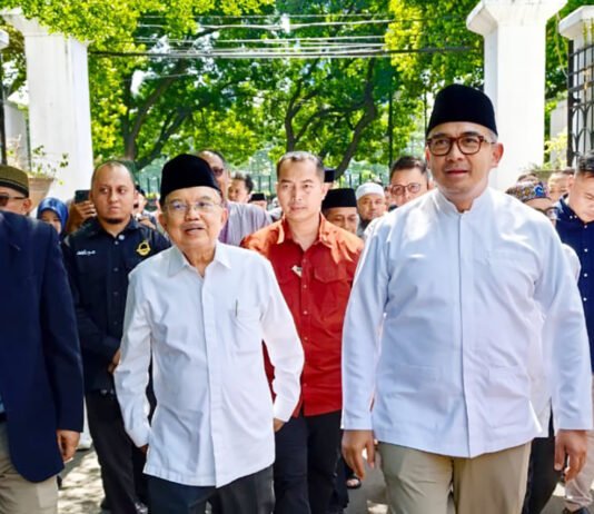 Tahun Baru Hijriah Jadi Pengingat, Jusuf Kalla: Masjid Jangan Hanya Ramai Saat Salat Jusuf Kalla menghadiri peringatan Tahun Baru Hijriah 1448 H di Masjid Agung Bandung. Foto: Harnas.id