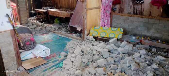 Petugas melakukan pendataan dampak gempa bumi di wilayah Sulawesi Tengah. Foto: BNPB