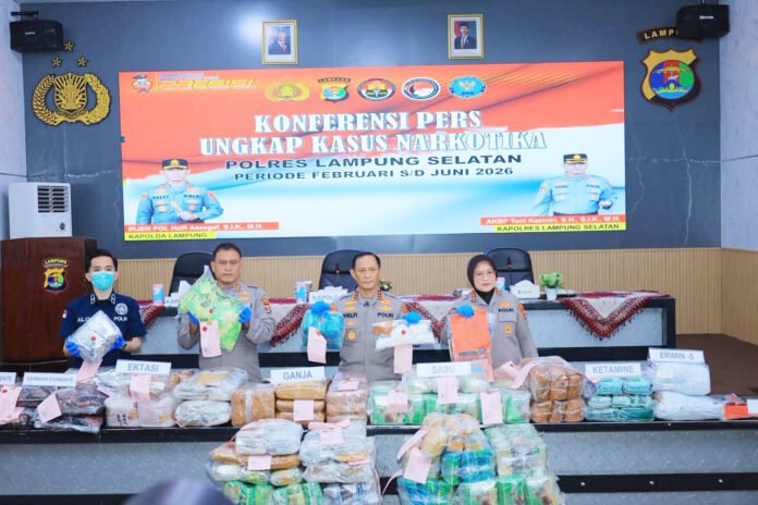 Barang bukti narkotika hasil pengungkapan kasus peredaran narkoba di Bakauheni, Lampung Selatan. Foto: Polri Barang bukti narkotika hasil pengungkapan kasus peredaran narkoba di Bakauheni, Lampung Selatan. Foto: Polri