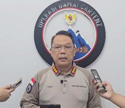 Diburu Sejak April, Danops HSSBI Yahukimo Tewas Saat Pelarian di Dekai Kasatgas Humas Operasi Damai Cartenz-2026 Kombes Pol Yusuf Sutejo saat memberikan keterangan kepada awak media. Foto: Satgas Cartenz
