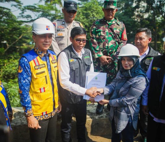 DPT Kebon Pedes Mulai Digarap, Usulan Pemkot Bogor Akhirnya Masuk Tahap Pekerjaan Peninjauan lokasi perbaikan Dinding Penahan Tanah (DPT) longsor di Jalan Kebon Pedes, Kota Bogor. Foto: Pemkot Bogor