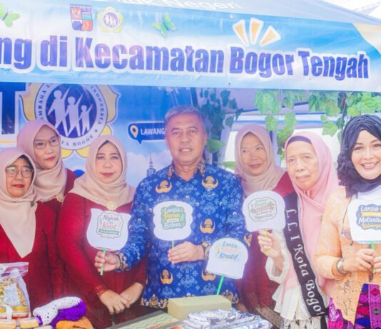 Bogor Senior Festival 2026 Dibuka, Denny Mulyadi Tegaskan Lansia Bukan Kelompok yang Harus Disisihkan Sekda Kota Bogor Denny Mulyadi membuka Bogor Senior Festival 2026 dalam rangka peringatan Hari Lanjut Usia Nasional ke-30. Foto: Pemkot Bogor
