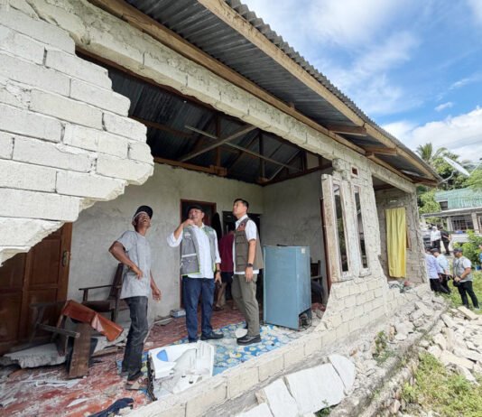 Korban Gempa Sulteng Bertambah Jadi Tiga Orang, Kepala BNPB Turun Langsung ke Sigi Bangunan warga mengalami kerusakan akibat gempa bumi magnitudo 6,7 di Kabupaten Sigi, Sulawesi Tengah. Foto: BNPB