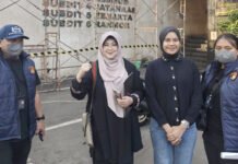 Kuasa Hukum Konfirmasi, Dr Tifa Ditangkap dan Dibawa ke Polda Metro Jaya Dr Tifa berada di lingkungan Polda Metro Jaya usai dikabarkan diamankan aparat kepolisian. Foto: Harnas.id