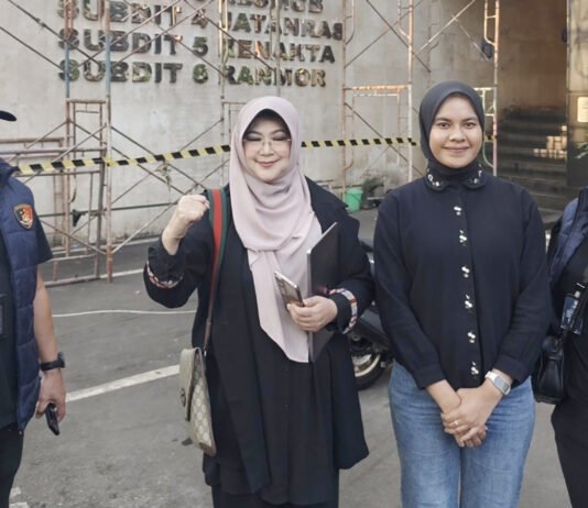 Kuasa Hukum Konfirmasi, Dr Tifa Ditangkap dan Dibawa ke Polda Metro Jaya Dr Tifa berada di lingkungan Polda Metro Jaya usai dikabarkan diamankan aparat kepolisian. Foto: Harnas.id
