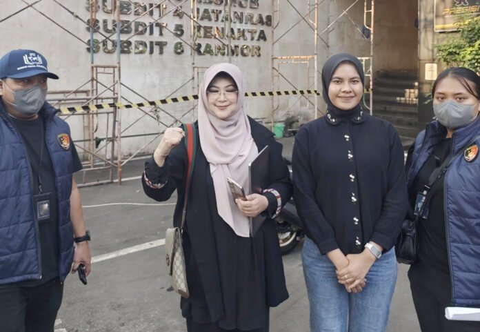 Dr Tifa berada di lingkungan Polda Metro Jaya usai dikabarkan diamankan aparat kepolisian. Foto: Harnas.id Dr Tifa berada di lingkungan Polda Metro Jaya usai dikabarkan diamankan aparat kepolisian. Foto: Harnas.id