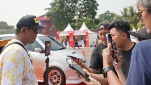 Bang Kris, pemilik Daihatsu Mira "Millow" dan founder BK Garage Depok, memberikan keterangan kepada awak media saat menghadiri gelaran Daihatsu Kumpul Sahabat 2026 di Alun-Alun Kota Depok, Minggu (21/6/2026). Foto: Harnas.id