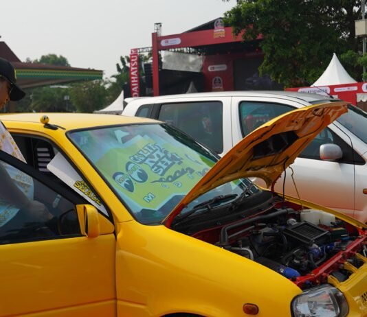 Daihatsu Mira Millow Milik BK Garage Curi Perhatian di Daihatsu Kumpul Sahabat Depok 2026 Daihatsu Mira "Millow" milik Bang Kris dari BK Garage Depok menjadi salah satu kendaraan yang mencuri perhatian pengunjung dalam gelaran Daihatsu Kumpul Sahabat 2026 di Alun-Alun Kota Depok, Minggu (21/6/2026). Foto: Harnas.id