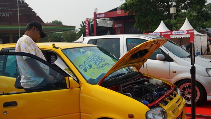Daihatsu Mira "Millow" milik Bang Kris dari BK Garage Depok menjadi salah satu kendaraan yang mencuri perhatian pengunjung dalam gelaran Daihatsu Kumpul Sahabat 2026 di Alun-Alun Kota Depok, Minggu (21/6/2026). Foto: Harnas.id