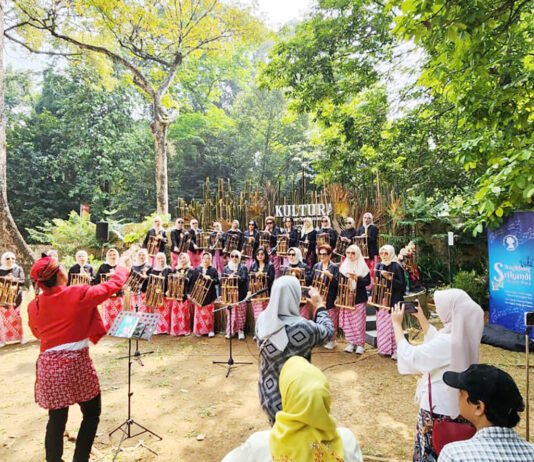 Angklung Srikandi Bogor Tampil di KULTURA Sunda Ngariung, Jadi Magnet Budaya di Kebun Raya Bogor Angklung Srikandi Bogor Tampil di KULTURA Sunda Ngariung, Jadi Magnet Budaya di Kebun Raya Bogor. Foto: Harnas.id