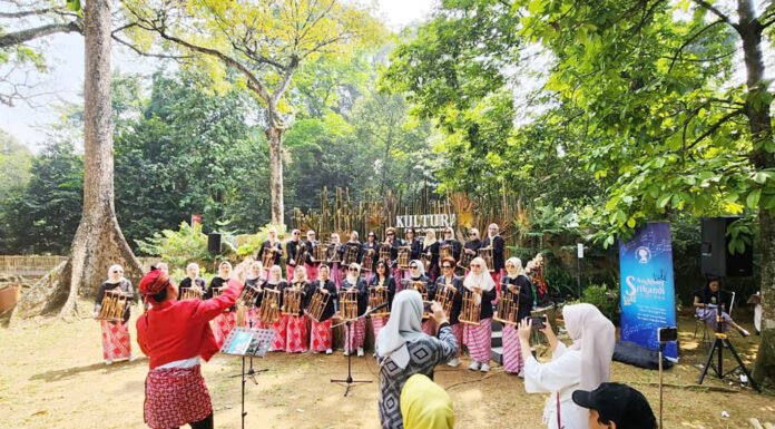 Angklung Srikandi Bogor Tampil di KULTURA Sunda Ngariung, Jadi Magnet Budaya di Kebun Raya Bogor Angklung Srikandi Bogor Tampil di KULTURA Sunda Ngariung, Jadi Magnet Budaya di Kebun Raya Bogor. Foto: Harnas.id