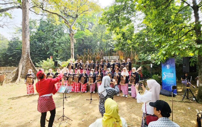 Angklung Srikandi Bogor Tampil di KULTURA Sunda Ngariung, Jadi Magnet Budaya di Kebun Raya Bogor. Foto: Harnas.id Angklung Srikandi Bogor Tampil di KULTURA Sunda Ngariung, Jadi Magnet Budaya di Kebun Raya Bogor. Foto: Harnas.id