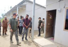 Huntara Sempat Dihantam Puting Beliung, BNPB Pastikan 72 Unit di Aceh Utara Sudah Kembali Layak Huni Kepala Badan Nasional Penanggulangan Bencana (BNPB) Letjen TNI Dr. Suharyanto meninjau progres perbaikan Huntara di Desa Rumoh Rayeuk, Kecamatan Langkahan, Kabupaten Aceh Utara yang telah selesai diperbaiki setelah rusak akibat diterjang angin puting beliung beberapa waktu lalu. Kepala BNPB pada kesempatan tersebut juga menyerahkan bantuan kepada para penghuni Huntara, Selasa (23/6). Dok. BNPB