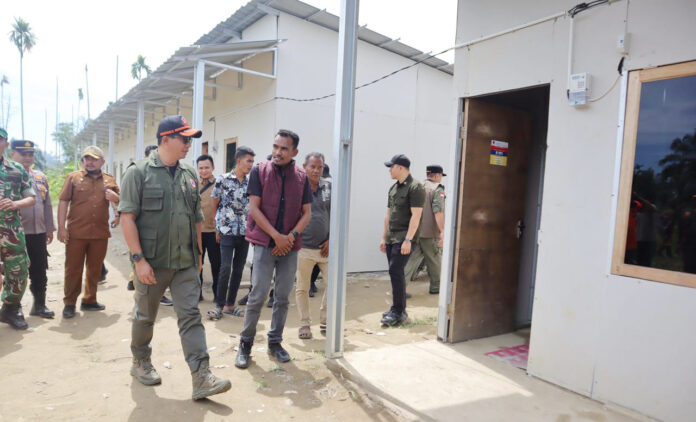 Kepala Badan Nasional Penanggulangan Bencana (BNPB) Letjen TNI Dr. Suharyanto meninjau progres perbaikan Huntara di Desa Rumoh Rayeuk, Kecamatan Langkahan, Kabupaten Aceh Utara yang telah selesai diperbaiki setelah rusak akibat diterjang angin puting beliung beberapa waktu lalu. Kepala BNPB pada kesempatan tersebut juga menyerahkan bantuan kepada para penghuni Huntara, Selasa (23/6). Dok. BNPB