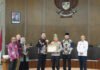 Jelang Hari Bhayangkara, Polda Riau Bawa Pulang Dua Penghargaan Sekaligus dari Komisi Informasi Polda Riau menerima penghargaan keterbukaan informasi publik dalam ajang penganugerahan Komisi Informasi Provinsi Riau di Pekanbaru. (Dok. Polri)