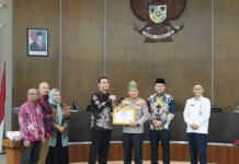 Jelang Hari Bhayangkara, Polda Riau Bawa Pulang Dua Penghargaan Sekaligus dari Komisi Informasi Polda Riau menerima penghargaan keterbukaan informasi publik dalam ajang penganugerahan Komisi Informasi Provinsi Riau di Pekanbaru. (Dok. Polri)