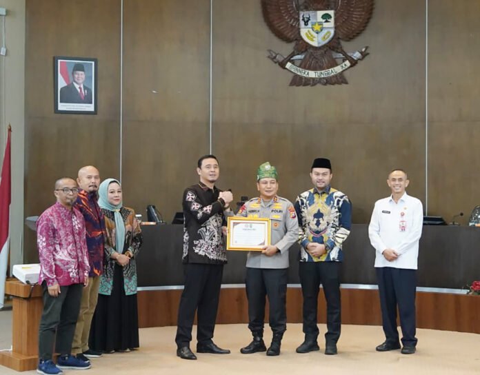 Polda Riau menerima penghargaan keterbukaan informasi publik dalam ajang penganugerahan Komisi Informasi Provinsi Riau di Pekanbaru. (Dok. Polri)