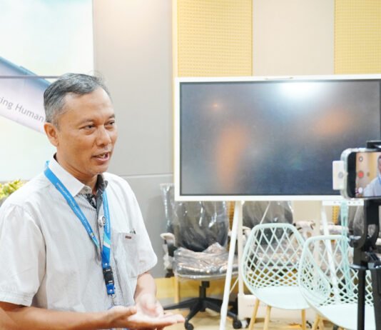 Listrik Kerap Kedip, Elektronik di Rumah Bisa Cepat Tumbang? Pakar ITS Bongkar Cara Aman Menghadapinya Dosen Departemen Teknik Elektro ITS Dedet Candra Riawan saat memberikan penjelasan terkait langkah preventif melindungi perangkat elektronik saat pemadaman listrik. (Dok. ITS)
