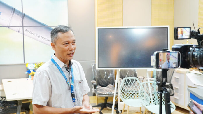 Dosen Departemen Teknik Elektro ITS Dedet Candra Riawan saat memberikan penjelasan terkait langkah preventif melindungi perangkat elektronik saat pemadaman listrik. (Dok. ITS)